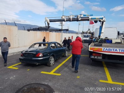 İzmir'de Hurda Araçlar Artık Otoparka Çekiliyor