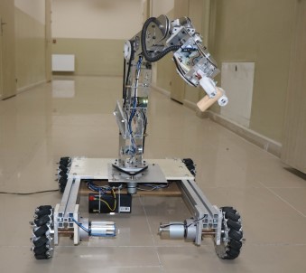 Liseli Öğrenciler, Olduğu Yerde 8 Yöne Hareket Edebilen Robot Kol Yaptı