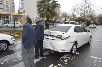 Minibüs İle Otomobil Çarpıştı Açıklaması 2 Yaralı