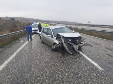 Otomobil Bariyerlere Çarptı