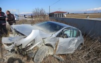 ÇıTAK - Otomobil Şarampole Savruldu, Sürücü Yaralandı