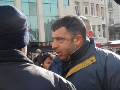 (Özel) Taksim'de Ortalığı Bir Birine Katan Turiste Vatandaşlardan Meydan Dayağı