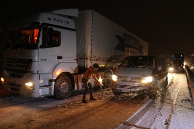 Sivas'ta Kar Yağışı Sürücülere Zor Anlar Yaşattı