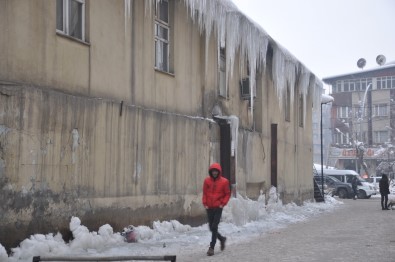Yüksekova'da Buz Sarkıtları Bir Metreyi Geçti