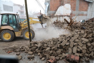 Akhisar'da Hasarlı Binaların Yıkımı Devam Ediyor