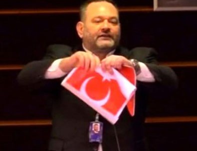 Avrupa Parlamentosu ırkçı Yunan için harekete geçti!