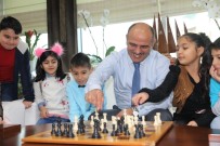 SATRANÇ FEDERASYONU - Başkan Söğüt Öğrencilerle Birlikte Satranç Oynadı