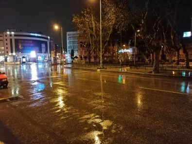 İstanbul'da Sağanak Yağış Etkisini Artırdı