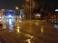 METEOROLOJI - İstanbul'da Sağanak Yağış Etkisini Artırdı