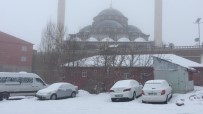 KAR TEMİZLİĞİ - Karlıova'da Kar Etkili Oldu