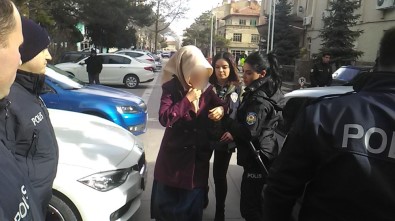 Kendisini tehdit eden sevgilisini tuvalette vurdu