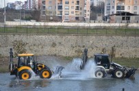 KARADENIZ - Kepçelerin 'Irmak' Banyosu