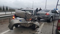 YOLCU MİNİBÜSÜ - Kırıkkale'de İki Ayrı Trafik Kazası Açıklaması 7 Yaralı
