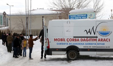 Kütüphanedeki Öğrencilere Sıcak Çorba