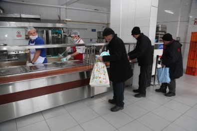 Odunpazarı Belediyesi Aşevi Her Gün Bin 100 İhtiyaç Sahibine Vatandaşa Yemek Dağıtıyor
