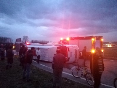 Sakarya'da Servis Minibüsleri Çarpıştı Açıklaması 2 Yaralı