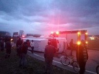 SAĞLIK EKİPLERİ - Sakarya'da Servis Minibüsleri Çarpıştı Açıklaması 2 Yaralı