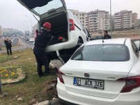 SAĞLIK EKİPLERİ - Şanlıurfa'da Otomobiller Çarpıştı Açıklaması 6 Yaralı