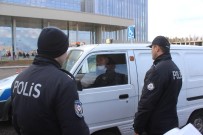 EMEKLİ POLİS - Seyyar Arzuhalci 'Arabamı Bağlatmam' Diye Direndi