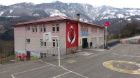 ÇÜRÜK RAPORU - Trabzon'da Bir Okulda Çatlaklar Nedeniyle Boşaltma Kararı Alındı