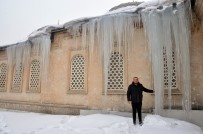 CENGIZ TOPEL - Yüksekova'da Buz Sarkıtları 5 Metreyi Geçti