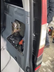 Yurt Dışından Çanakkale'ye Gelen 2 Araçtan Çok Sayıda Gümrük Kaçağı Ürün Çıktı