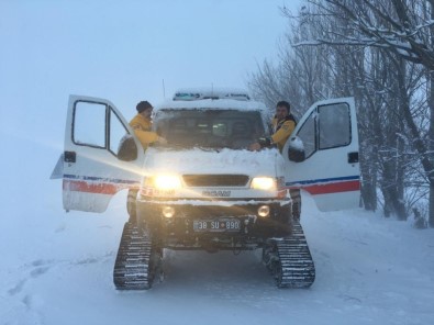 112 Ekipleri Yoğun Kar Yağışı Altında Hastaların Çağrısına Paletli Ambulansla Ulaştı