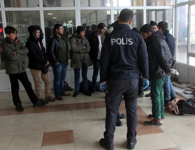 Adana'da 12 Kaçak Göçmen Yakalandı