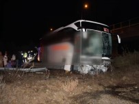 YOLCU OTOBÜSÜ - Bariyerlere Çarpan Otobüs Yoldan Çıktı Açıklaması 7 Yaralı