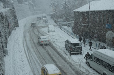 Bitlis'te Kar Yağışı Nedeniyle Yaklaşık 500 Araç Yolda Mahsur Kaldı