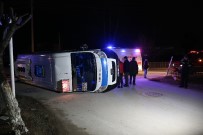 Bursa'da Yolcu Minibüsü Yan Yattı, 23 Kişi Ölümden Döndü