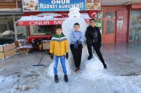 KARDAN ADAM - Çocuklar İki Metre Boyunda Kardan Adam Yaptı