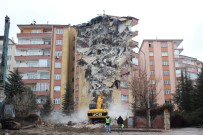 HASAR TESPİT - Depremde hasar gören sitede yıkım başladı