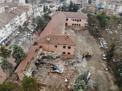 Depreme Dayanıklı Olmayan Okul Belediye Tarafından Yıkıldı