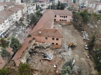 ÖĞRENCİLER - Depreme Dayanıklı Olmayan Okul Belediye Tarafından Yıkıldı