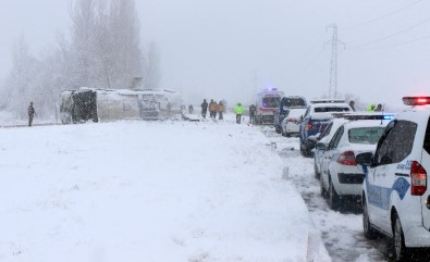 Erzincan'da Buzlanan Yolda Otobüs Yan Yattı Açıklaması 46 Yaralı