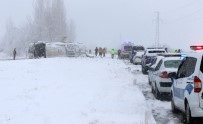 Erzincan'da Buzlanan Yolda Otobüs Yan Yattı Açıklaması 46 Yaralı Haberi