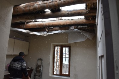 Hakkari'de Yağışlardan Dolayı Bir Evin Damı Çöktü