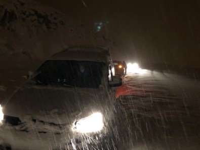 30 araç karda mahsur kaldı!