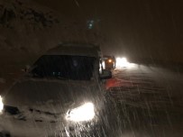 MAHSUR KALDI - 30 araç karda mahsur kaldı!