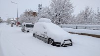 KAR TEMİZLİĞİ - Karlıova'da Kar Esareti Başladı, Köy Yolları Kapandı