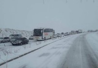 KAR TEMİZLEME - Kayseri-Ankara Ve Kayseri-Niğde Yolu Kar Yağışı Nedeniyle Trafiğe Kapatıldı