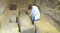 HIYEROGLIF - Mısır'da 3 Bin Yıllık Mezarlar Bulundu