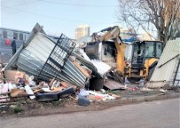 OSMANGAZI BELEDIYESI - Stadyum Çevresinde Hurda Temizliği