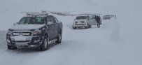 GÜNDOĞAN - Tunceli'de Yoğun Kar Yağışı, Kapalı Köy Yolu 200'E Ulaştı