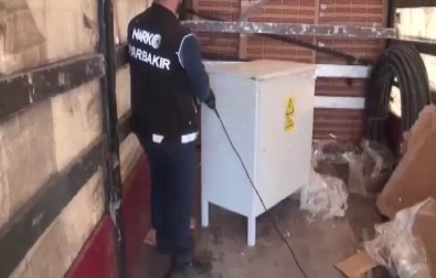 Uyuşturucuyu 'Dikkat Ölüm Tehlikesi' Yazan Panoya Saklamışlar