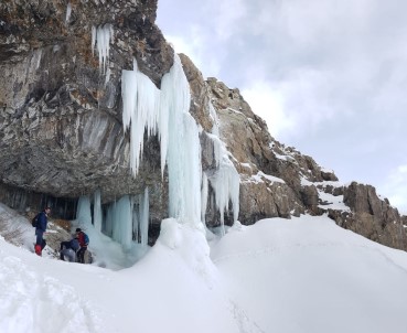 Van'daki Buz Şelalesi Dağcıları Bekliyor