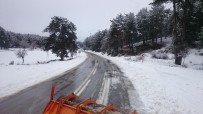 KARAYOLLARI - Yoğun Kar Yağışı, Ulaşımda Aksamalara Neden Oluyor