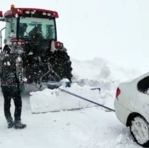 Yüksekova'da Tipide Mahsur Kalan 3 Kişi Traktörle Kurtarıldı
