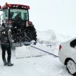 MAHSUR KALDI - Yüksekova'da Tipide Mahsur Kalan 3 Kişi Traktörle Kurtarıldı